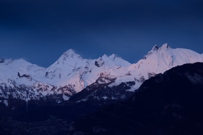 黑白山脉景观摄影